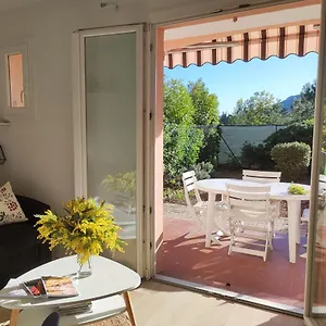 Joli Avec Jardin Dans Avec Piscines Appartement Saint-Raphaël